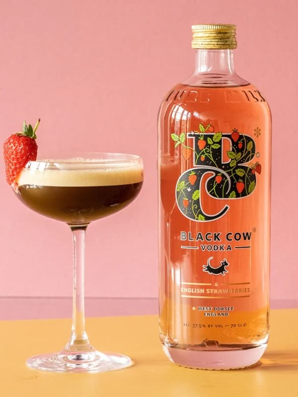 Горілка Блек Кау, Інгліш Строуберрі / Black Cow, English Strawberries, 37.5%, 0.5л